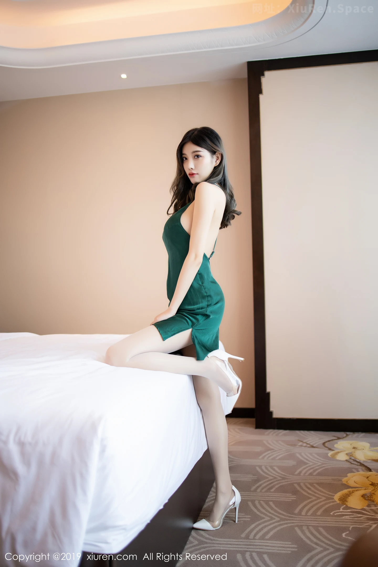 图片[3]-[XiuRen秀人网]VOL.1567 女神杨晨晨sugar孔雀绿吊群配超薄肉丝裤袜秀美腿诱惑写真65P-秀人网官方网站